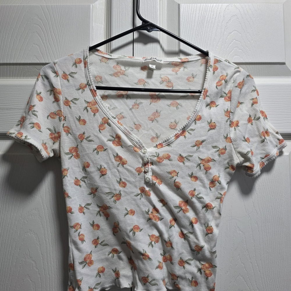 Derek Heart White Ribbed V-Neck Crop Top with Peach Floral